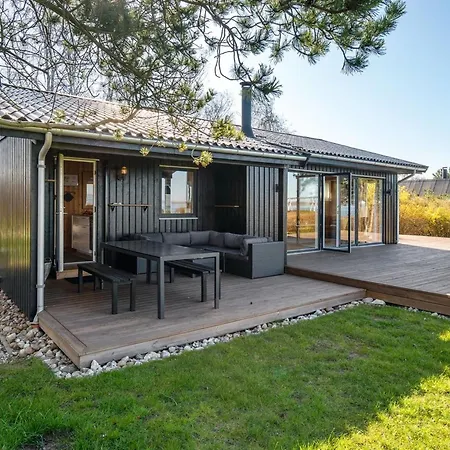 Iadrik - 85m To The Fjord By Interhome *